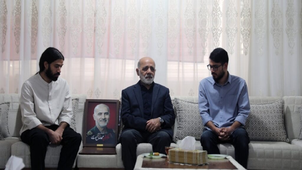 دیدار رئیس ستادکل نیرو‌های مسلح با خانواده شهید سرلشکر محمد صالح اسدی
