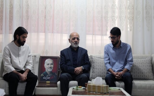 دیدار رئیس ستادکل نیروهای مسلح با خانواده شهید سرلشکر محمد صالح اسدی
