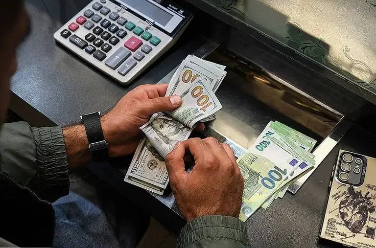 توقف فروش دلار با کارت ملی تکذیب شد