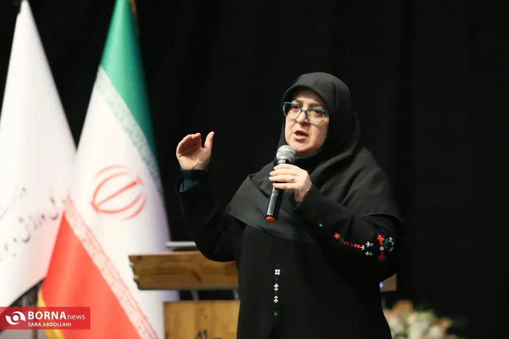 مهاجرانی: ایستادگی، زن و مرد نمی‌شناسد