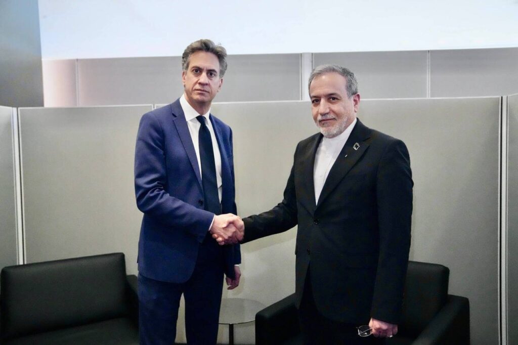 دست دادن با عراقچی برای وزیر خارجه انگلیس دردسر ساز شد / جنجال در لندن بر سر ادعای نقشه حمله به پایگاه هوایی فیرفورد