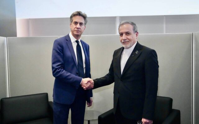 دست دادن با عراقچی برای وزیر خارجه انگلیس دردسر ساز شد / جنجال در لندن بر سر ادعای نقشه حمله به پایگاه هوایی فیرفورد