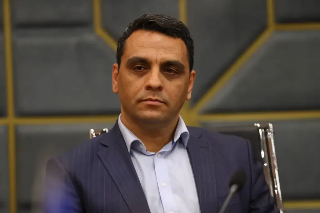 فتاحی: رقابت استقلال و تراکتور و دیگر تیم‌ها باید در زمین فوتبال باشد نه بیرون زمین