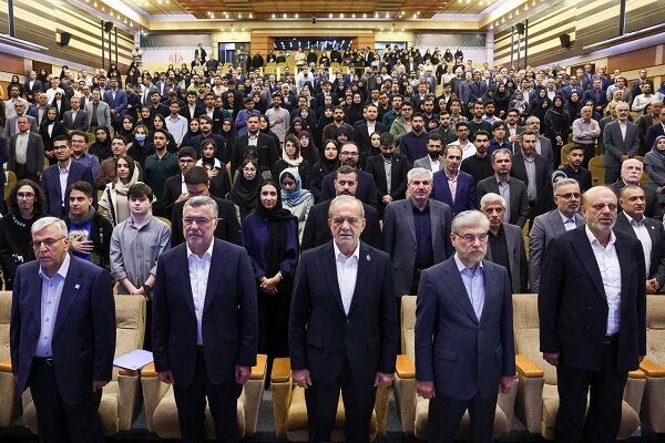 تجلیل از ایثارگران و رتبه‌های برتر کنکور با حضور رئیس‌جمهور
