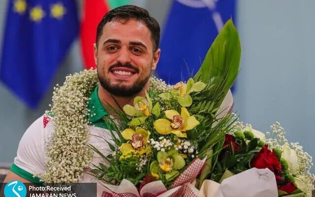 غول وزنه برداری چراغ خاموش در راه قهرمانی جهان