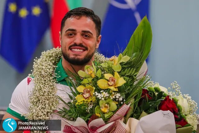 غول وزنه برداری چراغ خاموش در راه قهرمانی جهان