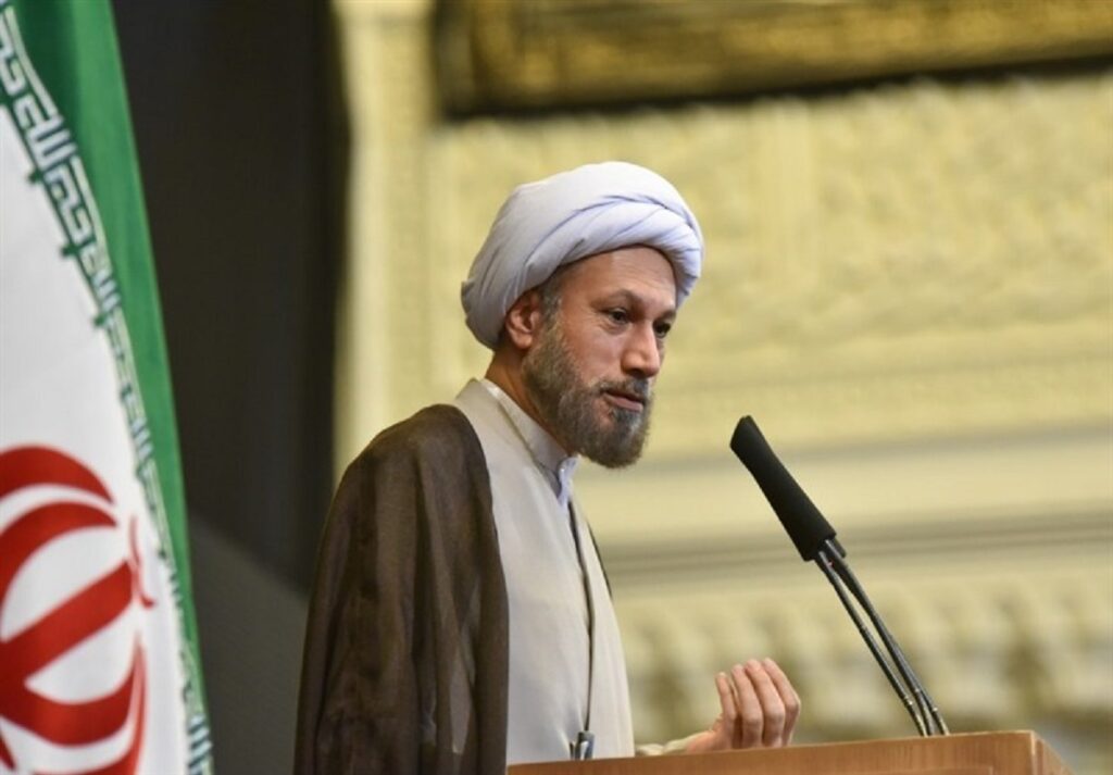 امام جمعه شیراز: وحدت ملی و امنیت ملی، پشتوانه اقتصاد مقاومتی است/ انقلابیگری به معنای انجام درست مسئولیتهاست