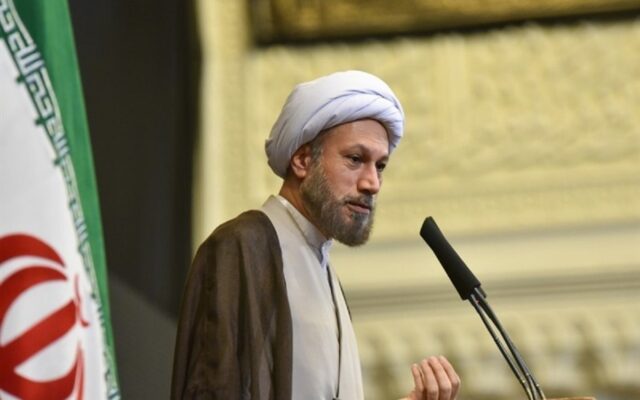 امام جمعه شیراز: وحدت ملی و امنیت ملی، پشتوانه اقتصاد مقاومتی است/ انقلابیگری به معنای انجام درست مسئولیتهاست