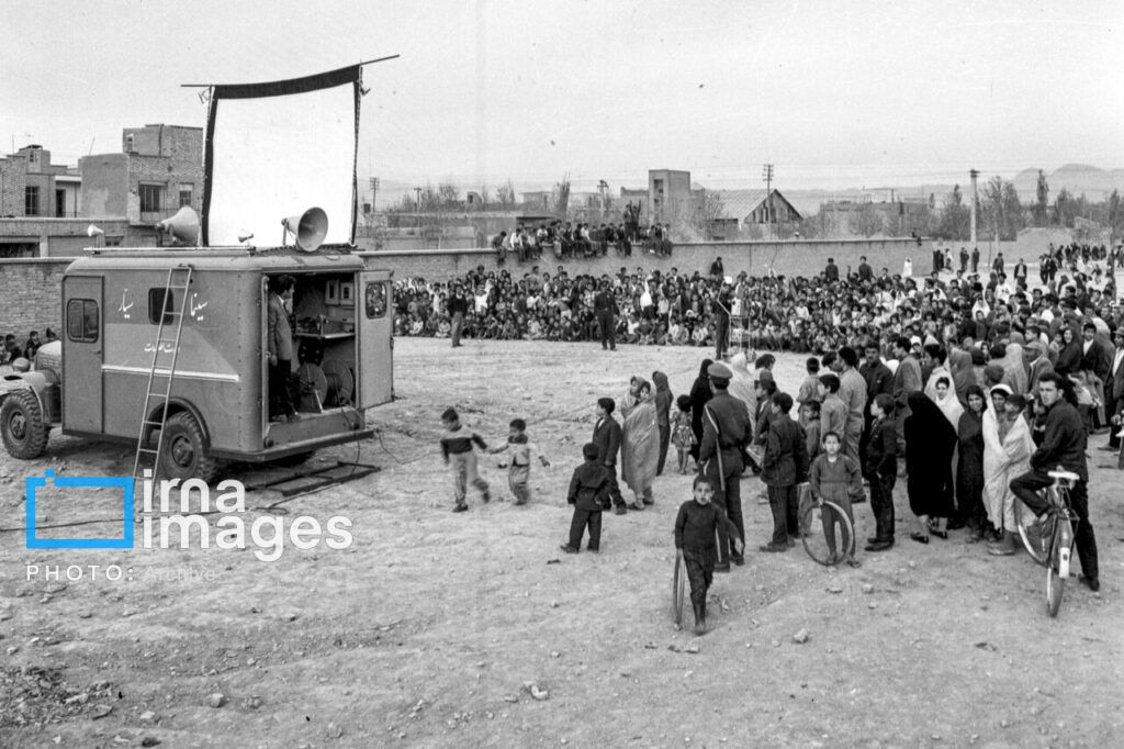 سینمای سیار در نازی‌آباد تهران، ۱۳۴۳ / عکس