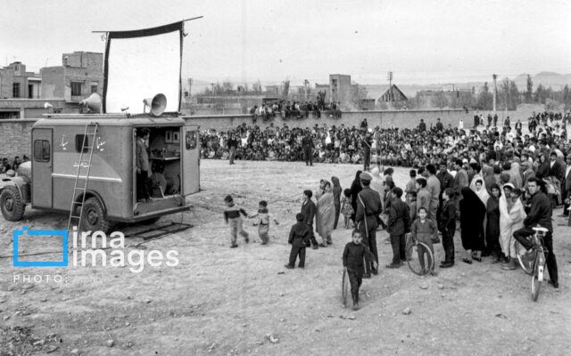 سینمای سیار در نازی‌آباد تهران، ۱۳۴۳ / عکس