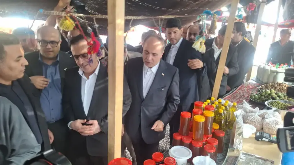 بازدید وزیر جهاد کشاورزی از سیاه‌چادرهای عشایری در حاشیه جشنواره ملی زیتون طارم