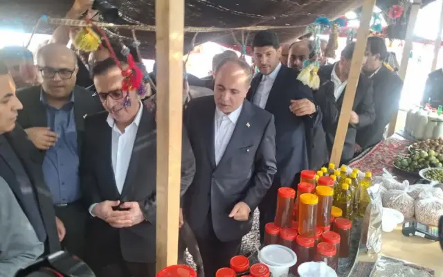 بازدید وزیر جهاد کشاورزی از سیاه‌چادرهای عشایری در حاشیه جشنواره ملی زیتون طارم