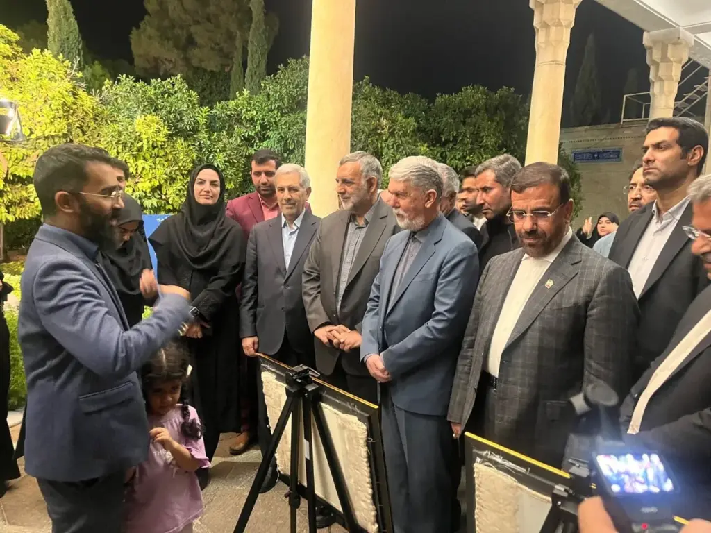 برنامه‌های کتاب محور وزیر فرهنگ در جوار آرامگاه حافظ شیرازی