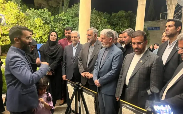 برنامه‌های کتاب محور وزیر فرهنگ در جوار آرامگاه حافظ شیرازی