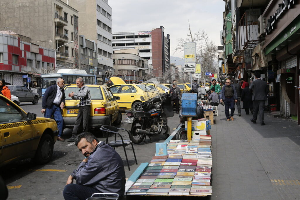 جمع‌آوری کتاب‌فروشی‌های غیرمجاز خیابان انقلاب از امروز