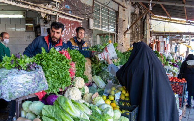 بیش از نیمی از مردم میوه و سبزی کافی نمی‌خورند/ ردپای تغذیه ناسالم در ۳۵ درصد مرگ‌های ایرانیان