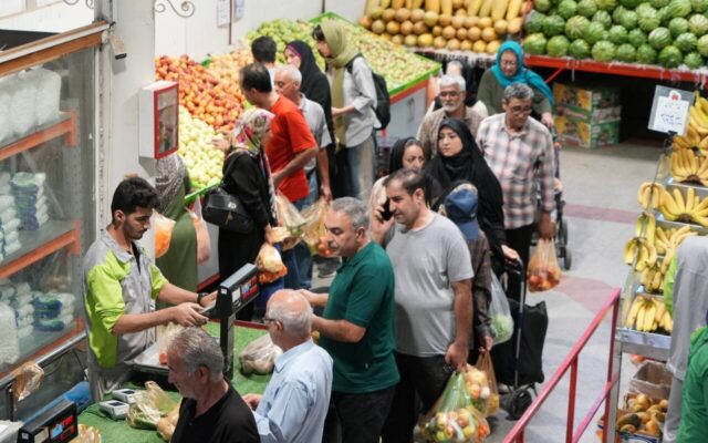 دزدی موز و پسته در میادین تره‌بار تهران؛ خسارت چندمیلیونی و گلایه از قیمت‌ها / «چند کیلو میوه هم می‌تواند خسارت میلیونی داشته باشد»