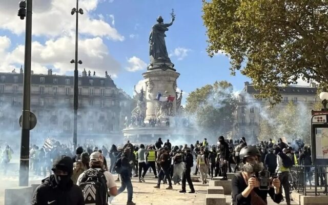 درخواست سیاستمدار فرانسوی از مکرون؛ باید استعفا بدهد