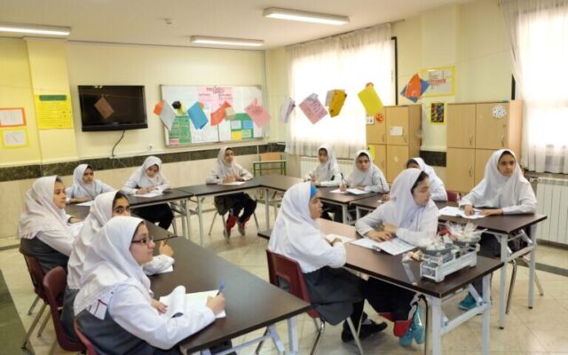 مدرسه ایرانی با گذرنامه خارجی