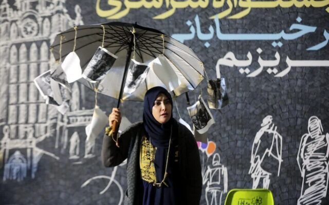 تئاتر خیابانی می‌تواند در تقویت روحیه مردم و ترویج صلح مؤثر باشد