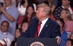 قطع مکرر سخنرانی ترامپ در ایالت سرنوشت ساز جمهوری‌خواهان/ ترامپ: از سالن گم شوید بیرون! شماها مزدور دول خارجی هستید